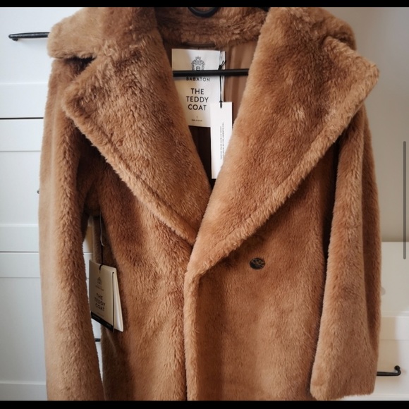 Brand new, never been worn Babaton Teddy coat from Aritzia - Picture 2 of 3
